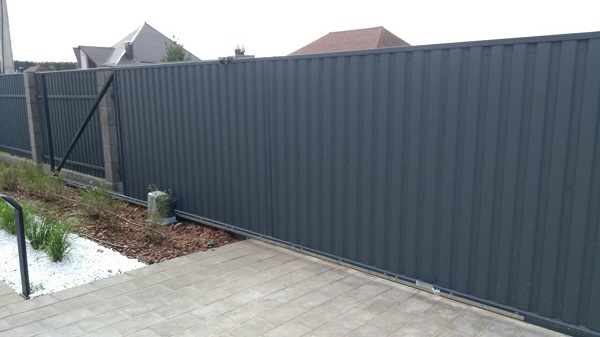 Откатные ворота под ключ в Минске: Надежность, проверенная временем