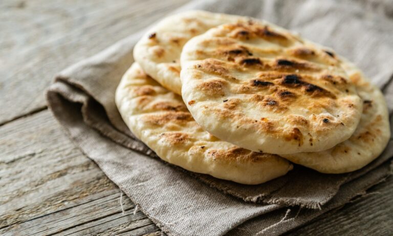 Бутерброд с тунцом и яйцом в пите: рецепт от Шефмаркет