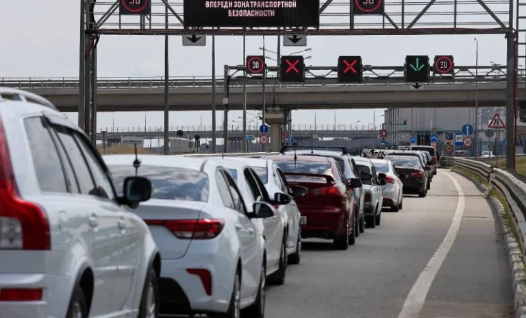 Крымский мост возобновил работу после девятичасовой остановки движения