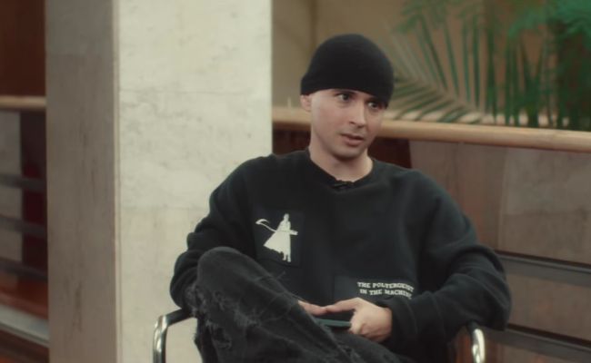 На машину известного российского рэпера рухнуло дерево в Москве