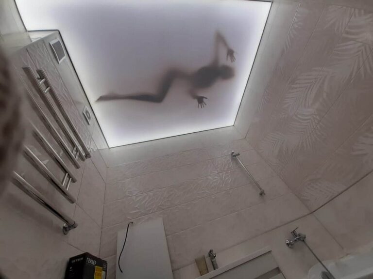 Какие натяжные потолки подходят для ванной: мат, глянец или сатин?