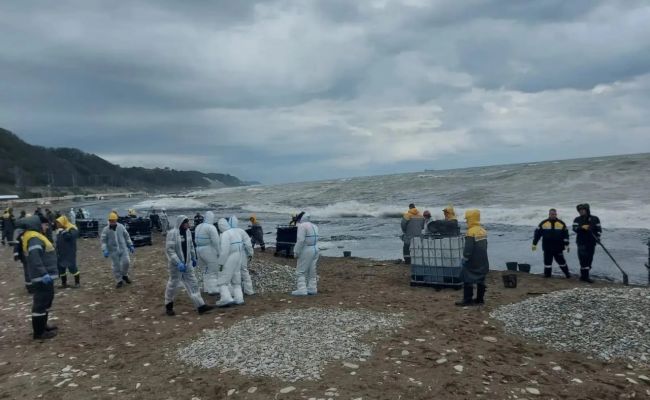 Проливные дожди вынесли нефтепродукты в море у Туапсе