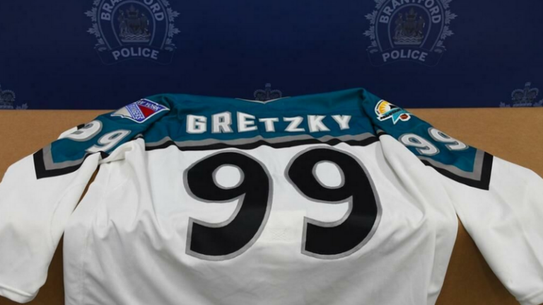 Рекордная сумма: игровой свитер Гретцки перепродали на аукционе