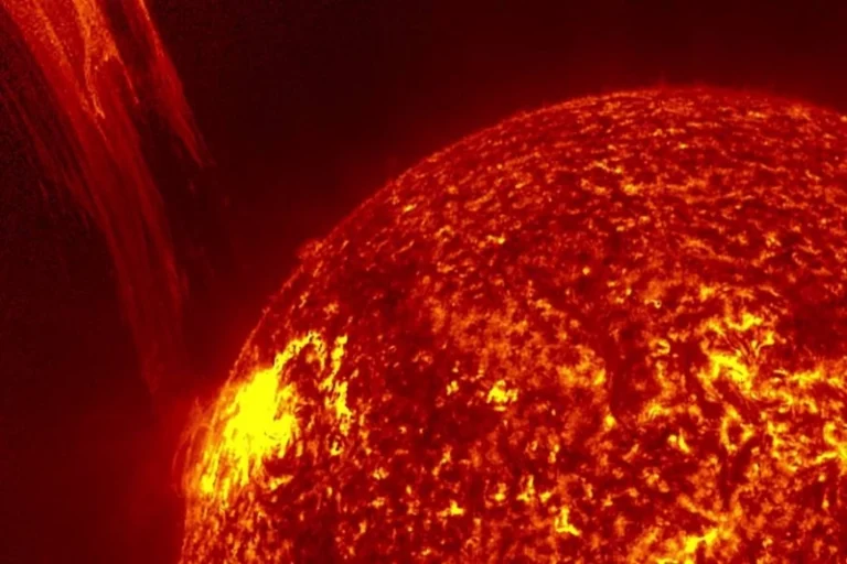 ИКИ РАН: На Солнце произошла мощная вспышка M5.7