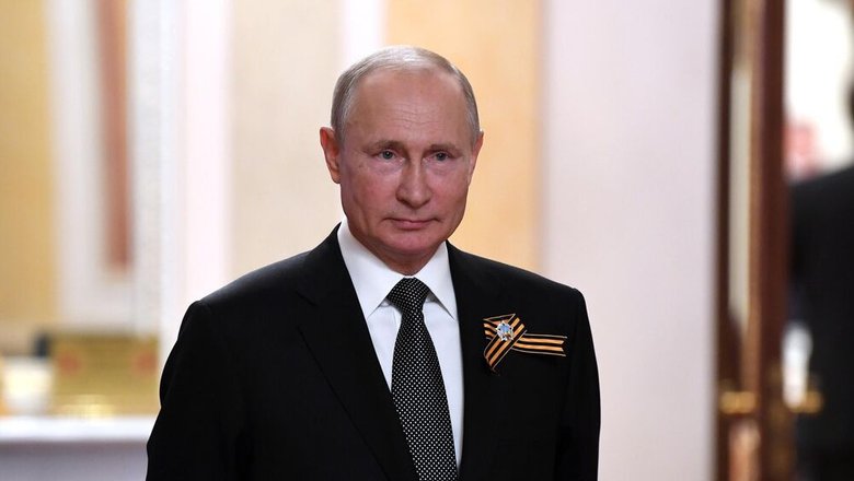 Путин прикрепил георгиевскую ленту на лацкан в День Победы